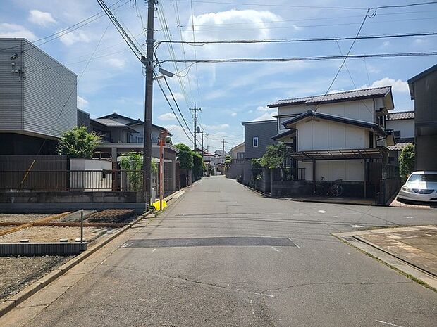 6m幅員の道路に面しておりお車の運転が苦手な方でも安心して出入りいただけます。