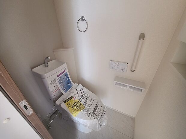 1.2階にそれぞれトレイがございます。朝の混雑時に分散して利用できるほか、ゲスト用としても使い分けることもできます。