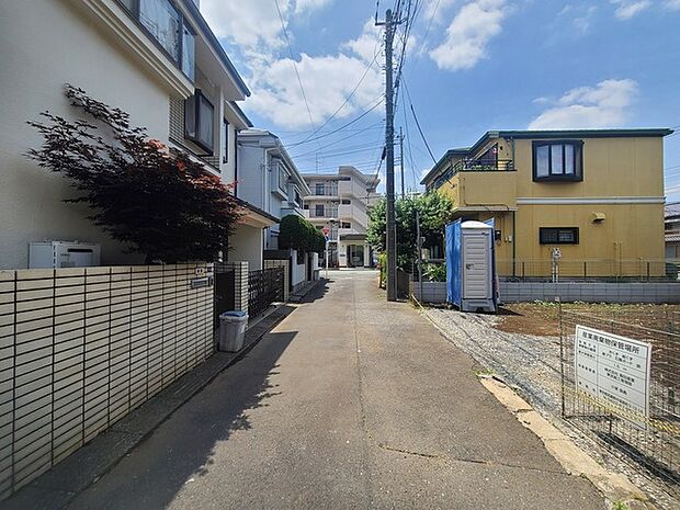 戸建てが立ち並ぶ静かな住宅街。四季折々の移り変わりを感じながら自然と楽しみ、暮らす、そんな毎日を日々の中で感じられる住環境