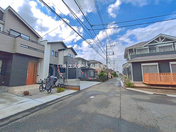 戸建てが立ち並ぶ静かな住宅街。四季折々の移り変わりを感じながら自然と楽しみ、暮らす、そんな毎日を日々の中で感じられる住環境