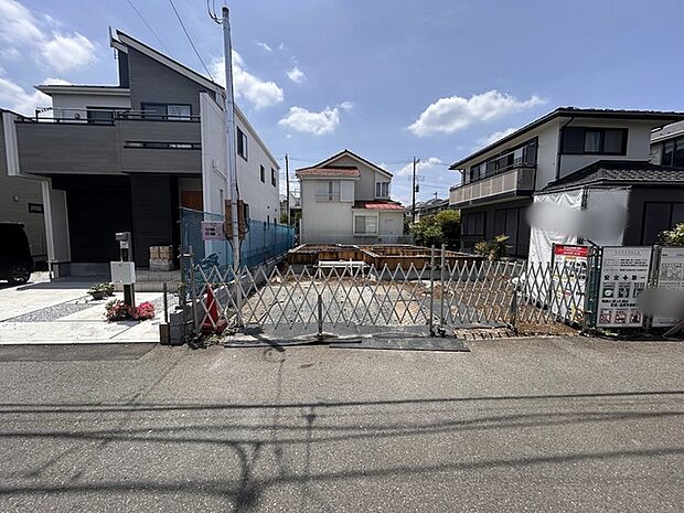 戸建てが立ち並ぶ静かな住宅街。四季折々の移り変わりを感じながら自然と楽しみ、暮らす、そんな毎日を日々の中で感じられる住環境