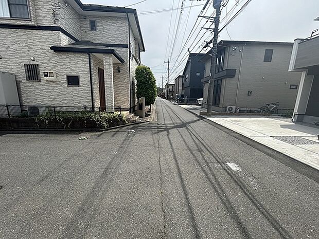 穏やかな住宅街に佇む、整然とした街並みが印象的