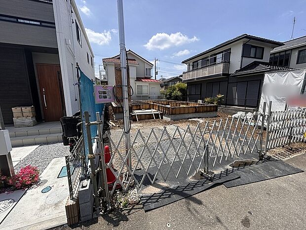 セカンドカーや来客時にも便利なカースペース2台分ございます。