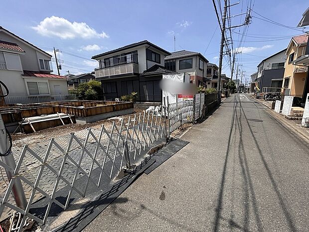 目の前の道路は車通りが少ない閑静な住環境です。