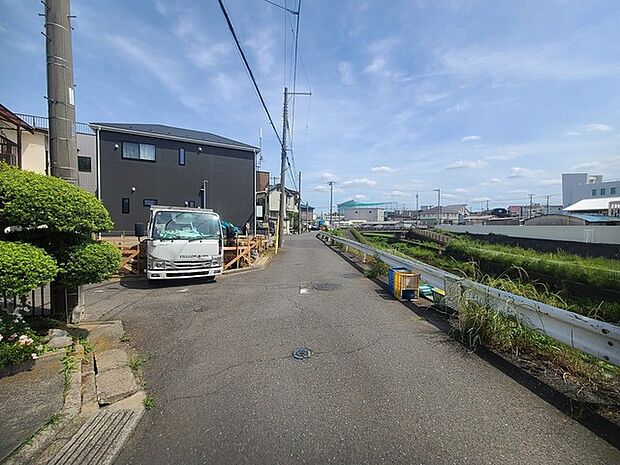 戸建てが立ち並ぶ静かな住宅街。四季折々の移り変わりを感じながら自然と楽しみ、暮らす、そんな毎日を日々の中で感じられる住環境
