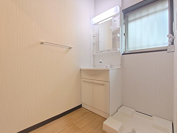 洗濯機置き場の側には換気窓が付いています。カビが発生しにくい造りです。 足元に設置された防水パンは、洗濯機運転中の振動・騒音を抑えてくれます。