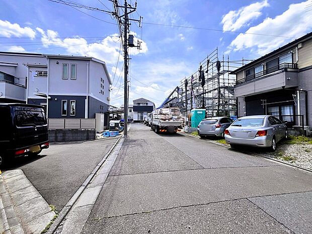 6m幅員の道路に面しておりお車の運転が苦手な方でも安心して出入りいただけます。