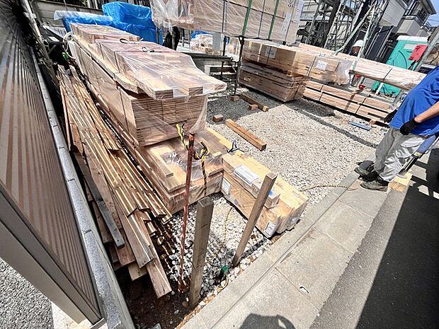 セカンドカーや来客時にも便利なカースペース2台分ございます。