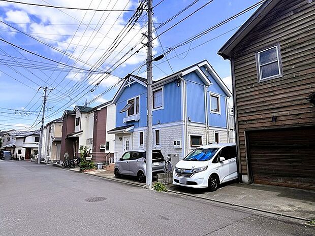 周辺の街並み 戸建てが立ち並ぶ静かな住宅街。四季折々の移り変わりを感じながら自然と楽しみ、暮らす、そんな毎日を日々の中で感じられる住環境 (10m)