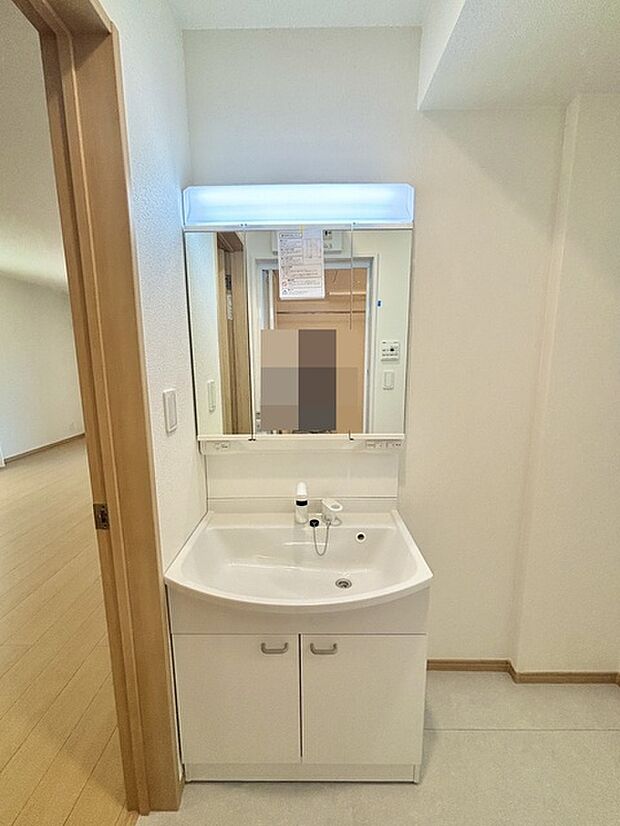 お出かけ前の身だしなみに一歩差がつく三面鏡。ミラー裏にはたっぷり収納もございます。