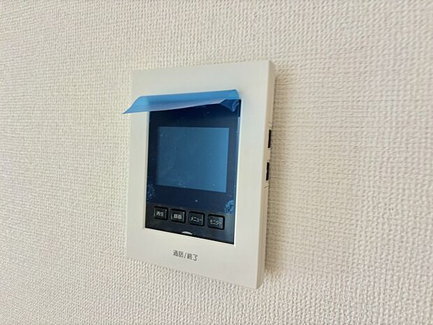 録画機能もあり、どのような人が何時に来訪されたのかが分かります。防犯上はもちろん、お届け物などの把握にも便利です。ライトが付いているので、夜間でも安心です。