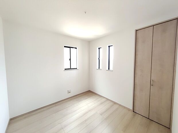 北西側洋室4.5帖： 今からここを誰のお部屋にしようか、そんな洋室。大きさは4.5帖です。 