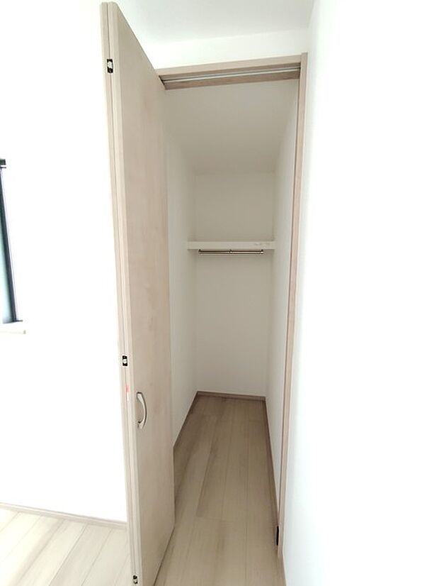 北西側洋室4.5帖： 衣類の整理整頓に嬉しいクローゼット付きのお部屋。お子様のお部屋としても便利です。 
