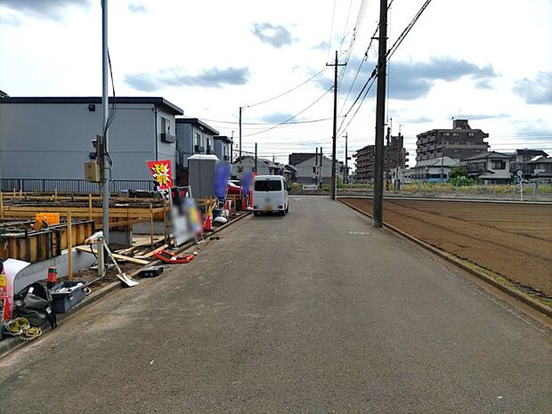 6m幅員の道路に面しておりお車の運転が苦手な方でも安心して出入りいただけます。