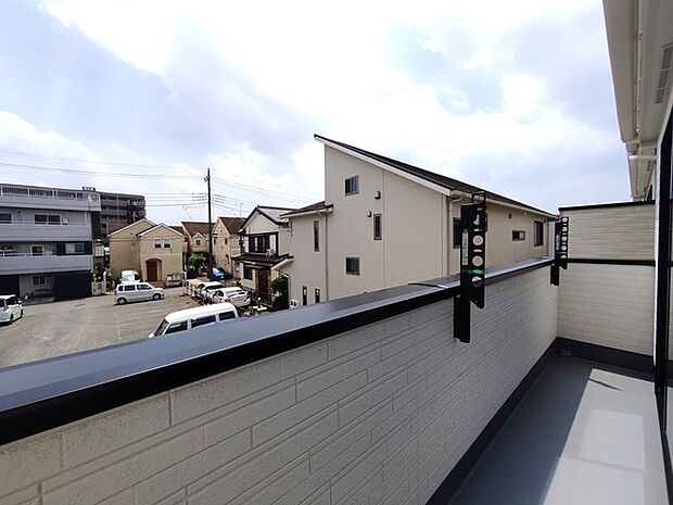 南側のお部屋から出入りできるバルコニー。心地よい陽射しと暖かな風を楽しむことが出来ます。 