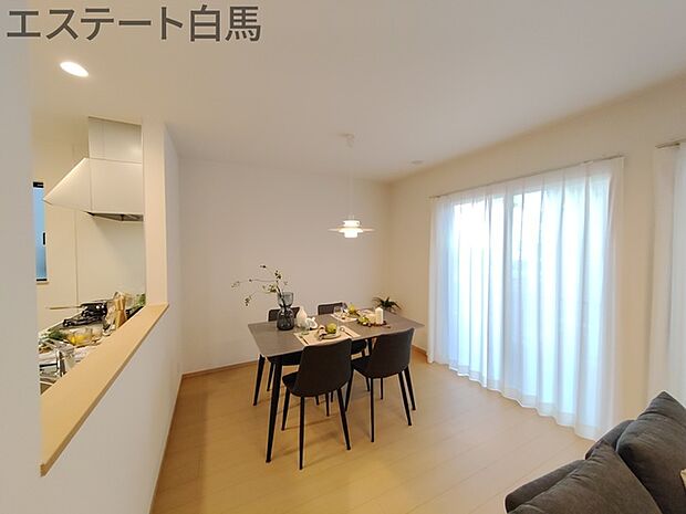 LDK:15.75帖 家族団欒のリビング。陽光差し込む食卓には家族の会話とスマイルが溢れます。いつまでもここで食卓を囲みたくなる、そう感じさせてくれるスペース。