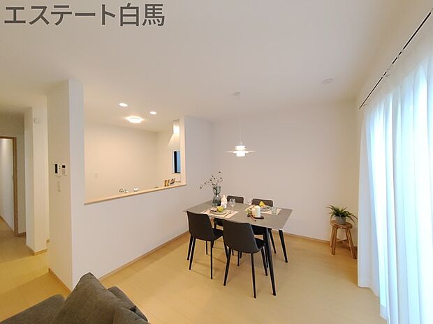 LDK:15.75帖 家族が一番集まる場所だから広々としつつも素敵な空間であって欲しい。皆がくつろぐリビングからキッチンまでが一つに繋がる空間。