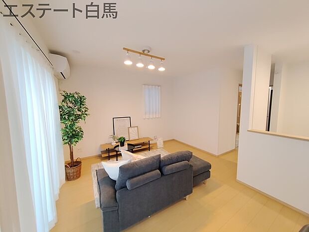 LDK:15.75帖 家族が一番集まる場所だから広々としつつも素敵な空間であって欲しい。皆がくつろぐリビングからキッチンまでが一つに繋がる空間。