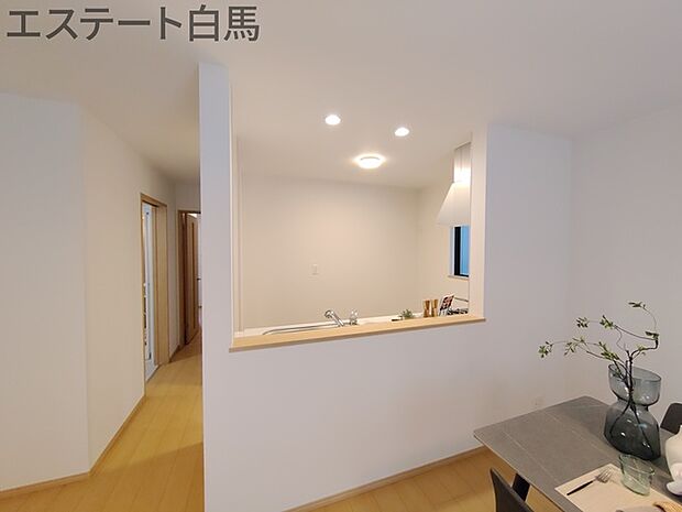 LDK:15.75帖 リビングにいる家族の顔が見渡せるカウンターキッチン。お料理もより一層おいしく、楽しく。食器棚を背面に設置しても十分な広さを確保しています。
