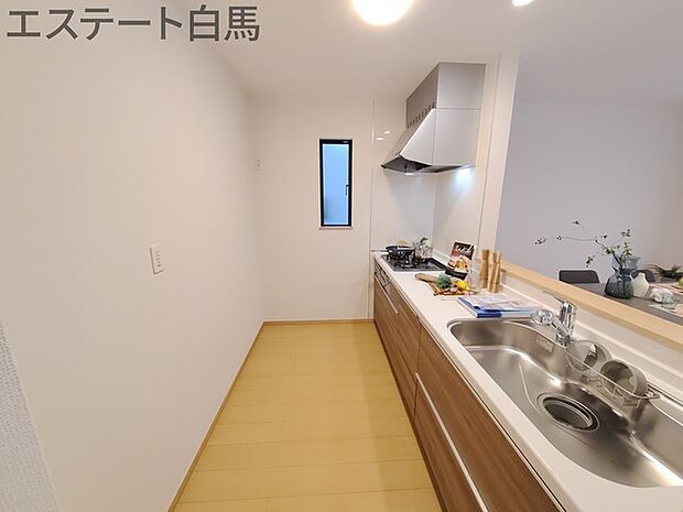 LDK:15.75帖 家族が一番集まる場所だから広々としつつも素敵な空間であって欲しい。皆がくつろぐリビングからキッチンまでが一つに繋がる空間。