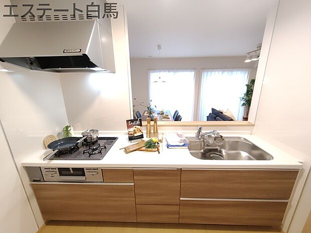 LDK:15.75帖 リビングにいる家族の顔が見渡せるカウンターキッチン。お料理もより一層おいしく、楽しく。食器棚を背面に設置しても十分な広さを確保しています。