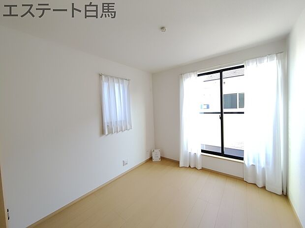 2階洋室:5.25帖 バルコニーに面した5.25帖の洋室。開口部からは優しい陽光が差し込み心地よい風が通り抜けます。