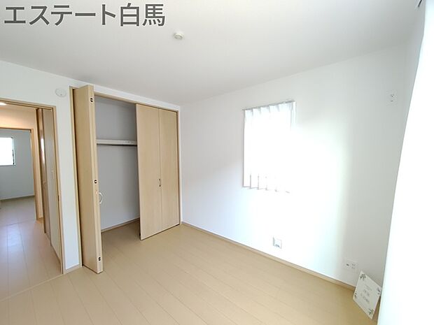 2階洋室:5.25帖 2面採光を確保した明るい室内は、爽やかな風を感じる居心地の良い空間です。