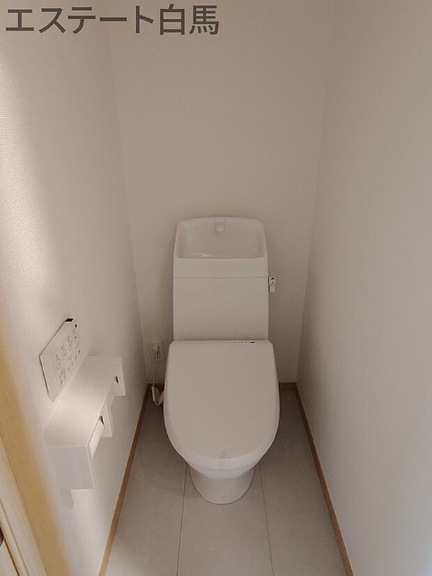 2階トイレ 1.2階にそれぞれトレイがございます。朝の混雑時に分散して利用できるほか、ゲスト用としても使い分けることもできます。