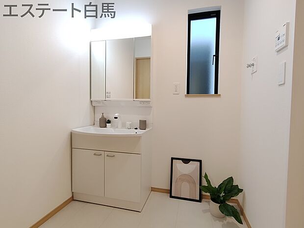 使い勝手の良い洗面台、窓があることで換気もしやすく清潔感のある空間を保てます。