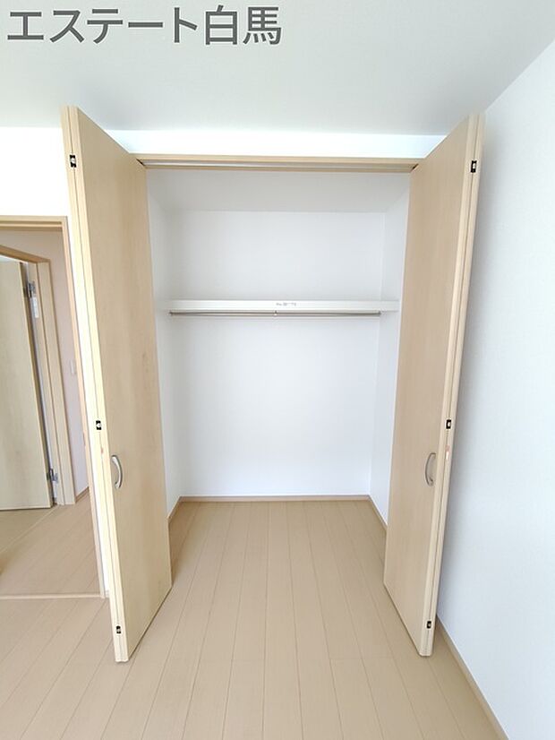 2階洋室:5.25帖 大容量クローゼット付き!家族の成長と共に増える荷物もスッキリ収納。