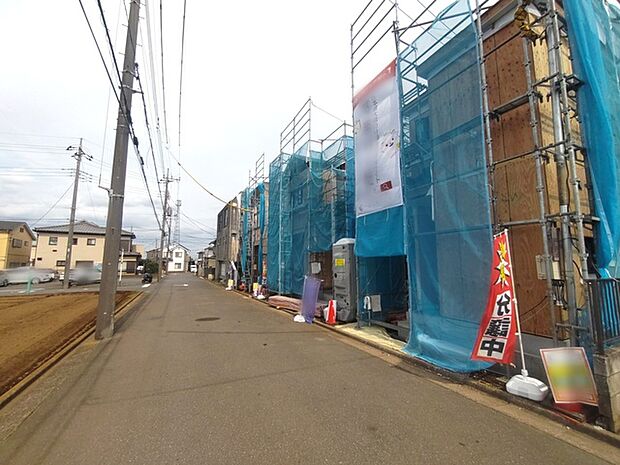 前面道路は広く、駐車がしやすいです。