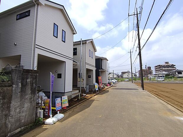 6m幅員の道路に面しておりお車の運転が苦手な方でも安心して出入りいただけます。