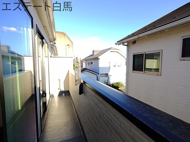 南側のお部屋から出入りできる、奥行きのあるバルコニー。心地よい陽射しと暖かな風を楽しむことが出来ます。