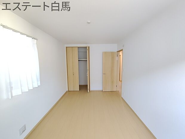 2階洋室:6.75帖 大きな開口部から明るい光が差し込む、日中の室内の明るさがこの部屋の魅力です。