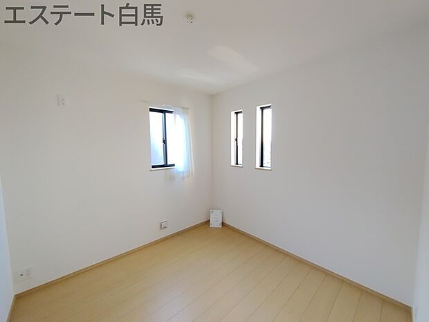 2階洋室:4.5帖 どんな家具にでも相性が良い清潔感ある白色調のクロスを採用。主張しすぎない配色、耐久性にも優れた床材は日々のメンテナンスも楽に、快適に過ごして頂けるよう考えられています。 帖※北側