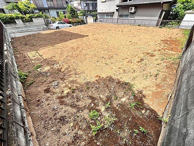 セカンドカーや来客時にも便利なカースペース3台分ございます。 