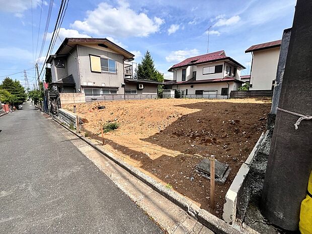 前面道路は広く、駐車がしやすいです。駐車スペース3台分ございます。 