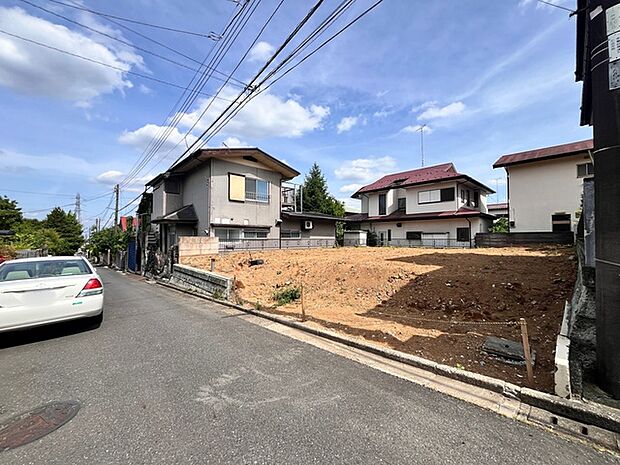 戸建てが立ち並ぶ静かな住宅街。四季折々の移り変わりを感じながら自然と楽しみ、暮らす、そんな毎日を日々の中で感じられる住環境 