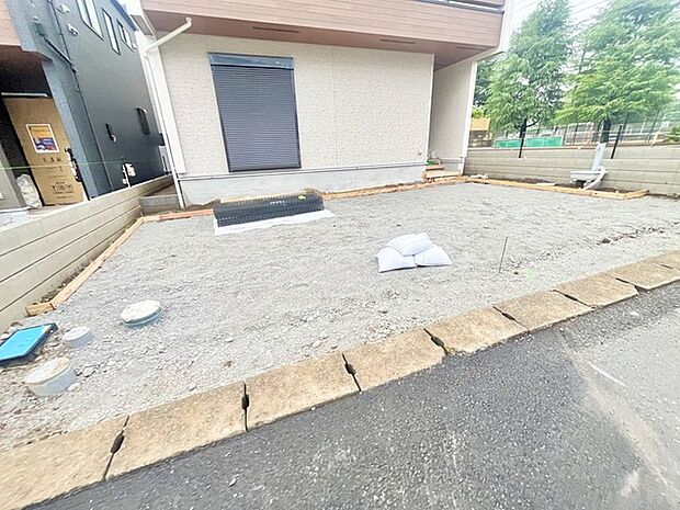 セカンドカーや来客時にも便利なカースペース3台分ございます。 