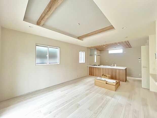 家族や友人、両親、親戚とこれから沢山の時間を紡ぐのだろう。そこを彩るのは窓から見える青い空、心地よい緑。そんなイメージが膨らむリビングスペース。