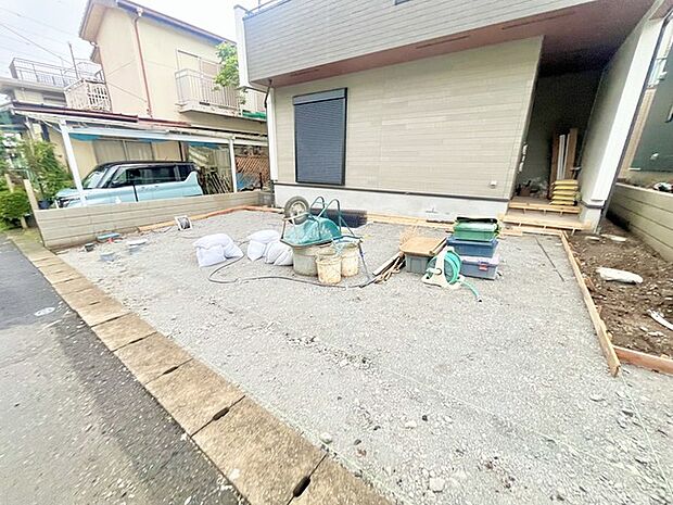前面道路は広く、駐車がしやすいです。駐車スペース3台分ございます。