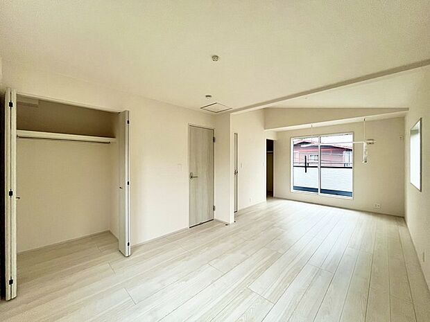 窓から眺める風景は一日の疲れを癒すヒーリングを奏でる、心地の良い時間を演出してくれます。室内も重要ですが、周りの環境もマイホーム選びの大事なポイント