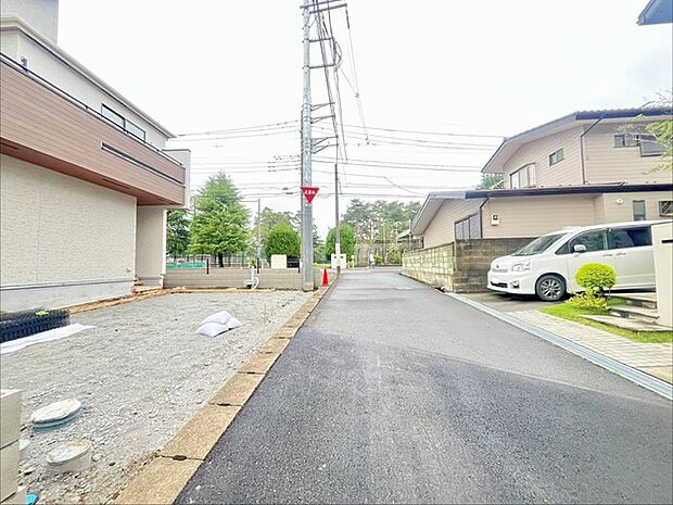 戸建てが立ち並ぶ静かな住宅街。四季折々の移り変わりを感じながら自然と楽しみ、暮らす、そんな毎日を日々の中で感じられる住環境 