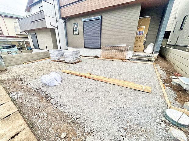 前面道路は広く、駐車がしやすいです。駐車スペース3台分ございます。 