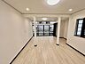 リビング/ダイニング：夕食の時間。家族、友人、両親、親戚との会話がより料理を美味しくしてくれる。あっという間に時間が過ぎてしまう居心地の良さは、普段はほっとする空間としてここにあります。 