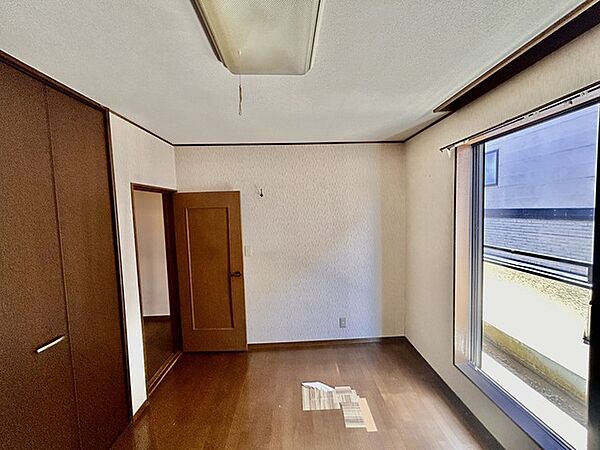 大きな開口部から明るい光が差し込む、日中の室内の明るさがこの部屋の魅力です。