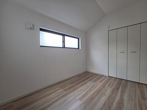 衣類の整理整頓に嬉しいクローゼット付きのお部屋。お子様のお部屋としても便利です。 