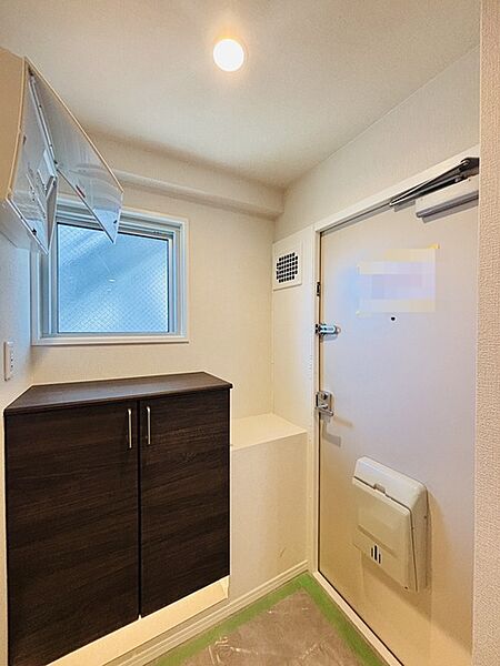 明るく開放的な玄関、靴の脱ぎ履きもしやすく、収納も豊富でご家族皆様の靴をスッキリ収納できます。