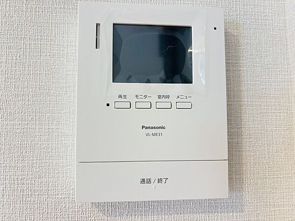 録画機能もあり、どのような人が何時に来訪されたのかが分かります。防犯上はもちろん、お届け物などの把握にも便利です。ライトが付いているので、夜間でも安心です。