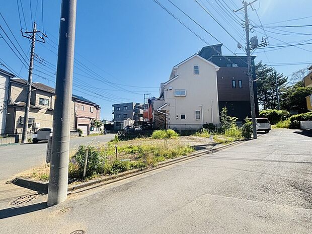 戸建てが立ち並ぶ静かな住宅街。四季折々の移り変わりを感じながら自然と楽しみ、暮らす、そんな毎日を日々の中で感じられる住環境
